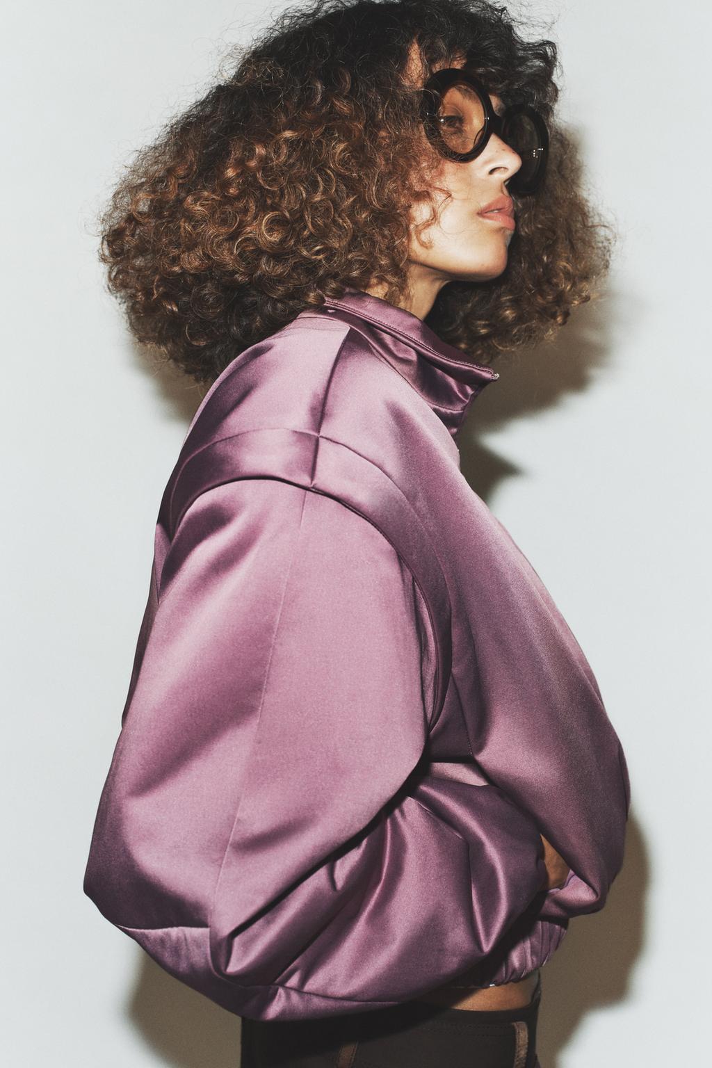 СТЕГАНАЯ КУРТКА С ВЫДЕЛЕННОЙ ЛИНИЕЙ ПЛЕЧ