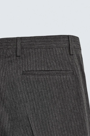 Костюмные брюки в тонкую полоску из рельефной ткани- Заказать в России