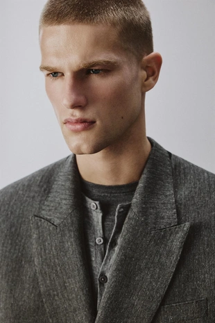 Двубортный костюмный блейзер в полоску из рельефной ткани- Заказать в России