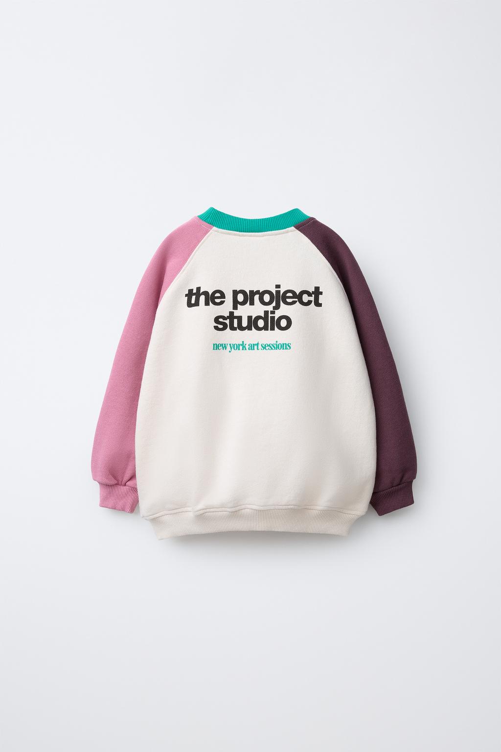 ТОЛСТОВКА С ЦВЕТНЫМИ БЛОКАМИ И НАШИВКОЙ