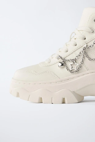 Спортивные ботинки на объемной подошве с подвесками- Заказать в России