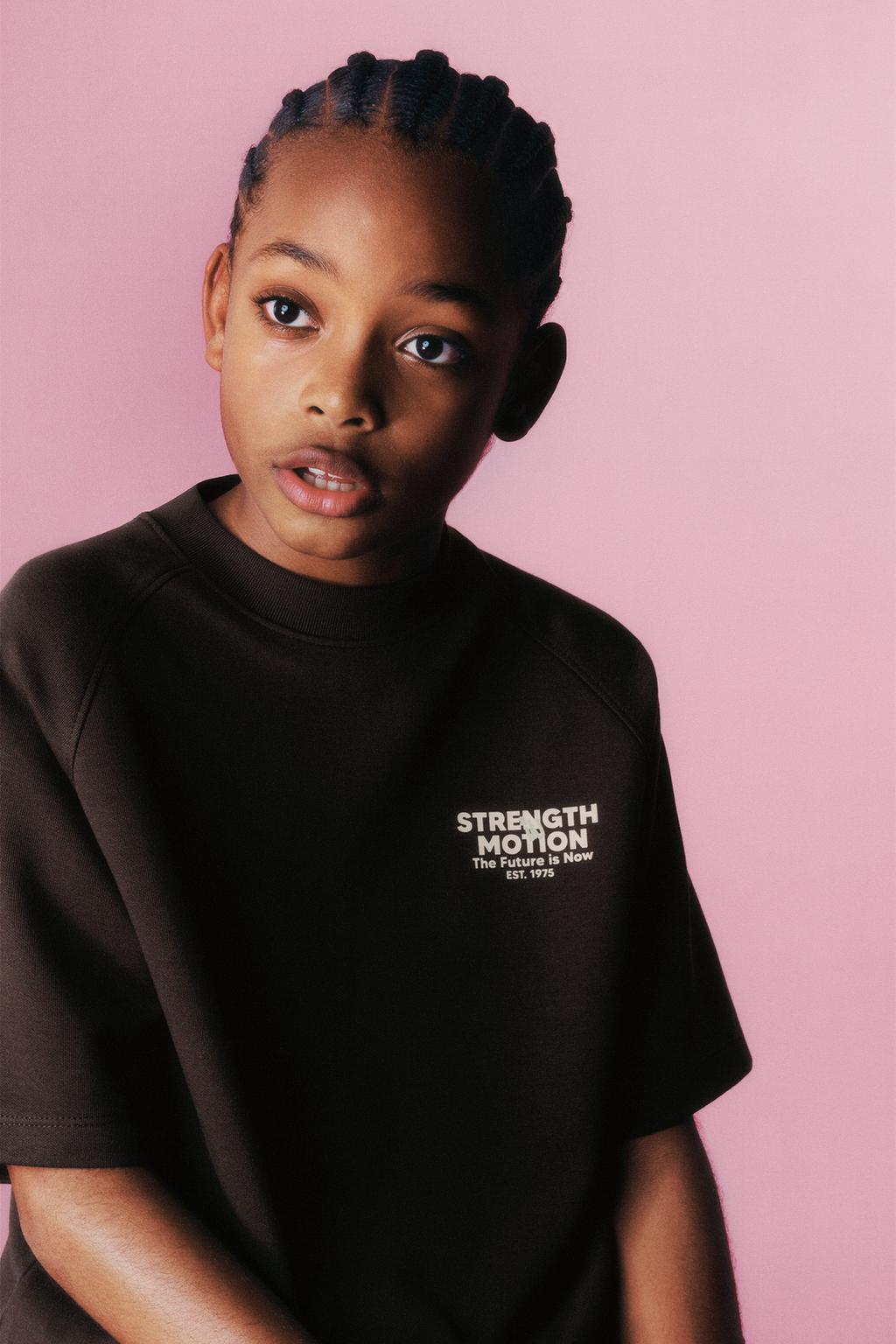 КОМПЛЕКТ ИЗ ФУТБОЛКИ И ШОРТОВ-БЕРМУДОВ ИЗ ТКАНИ ИНТЕРЛОК С НАДПИСЬЮ