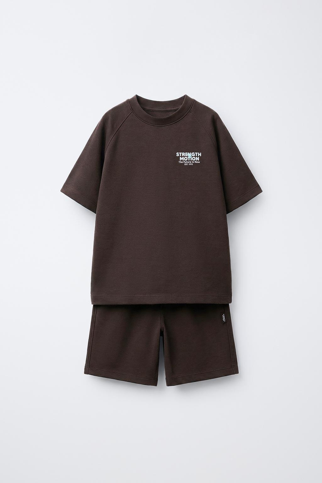 КОМПЛЕКТ ИЗ ФУТБОЛКИ И ШОРТОВ-БЕРМУДОВ ИЗ ТКАНИ ИНТЕРЛОК С НАДПИСЬЮ