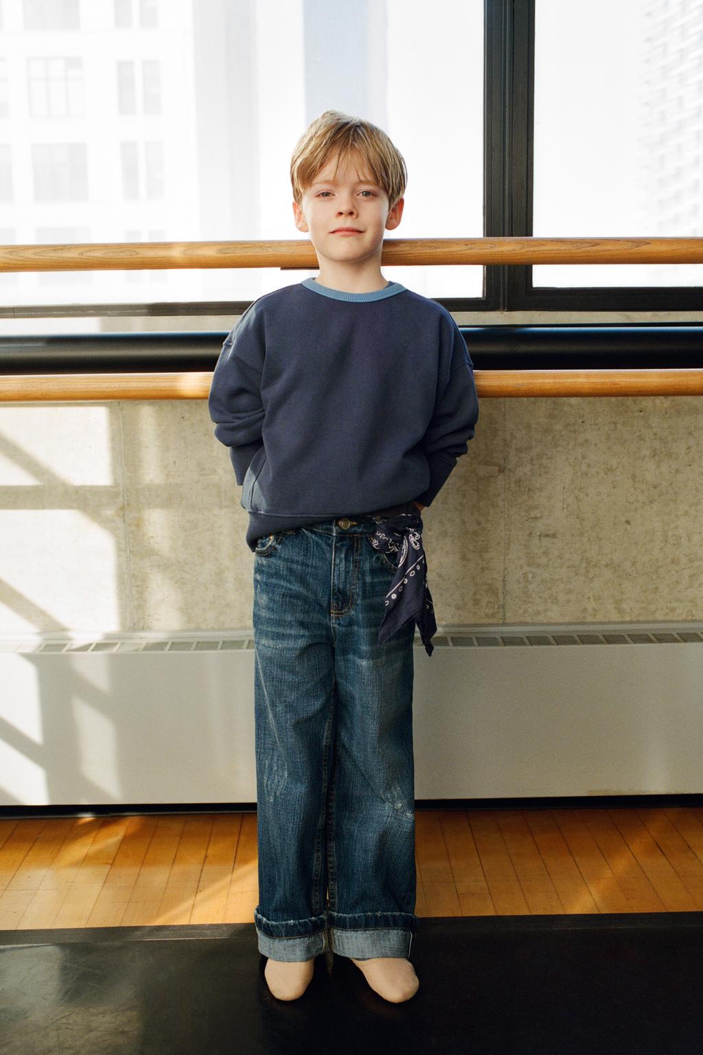 ТОЛСТОВКА С КОНТРАСТНЫМ ВОРОТНИКОМ И ДЕКОРАТИВНЫМИ ШВАМИ