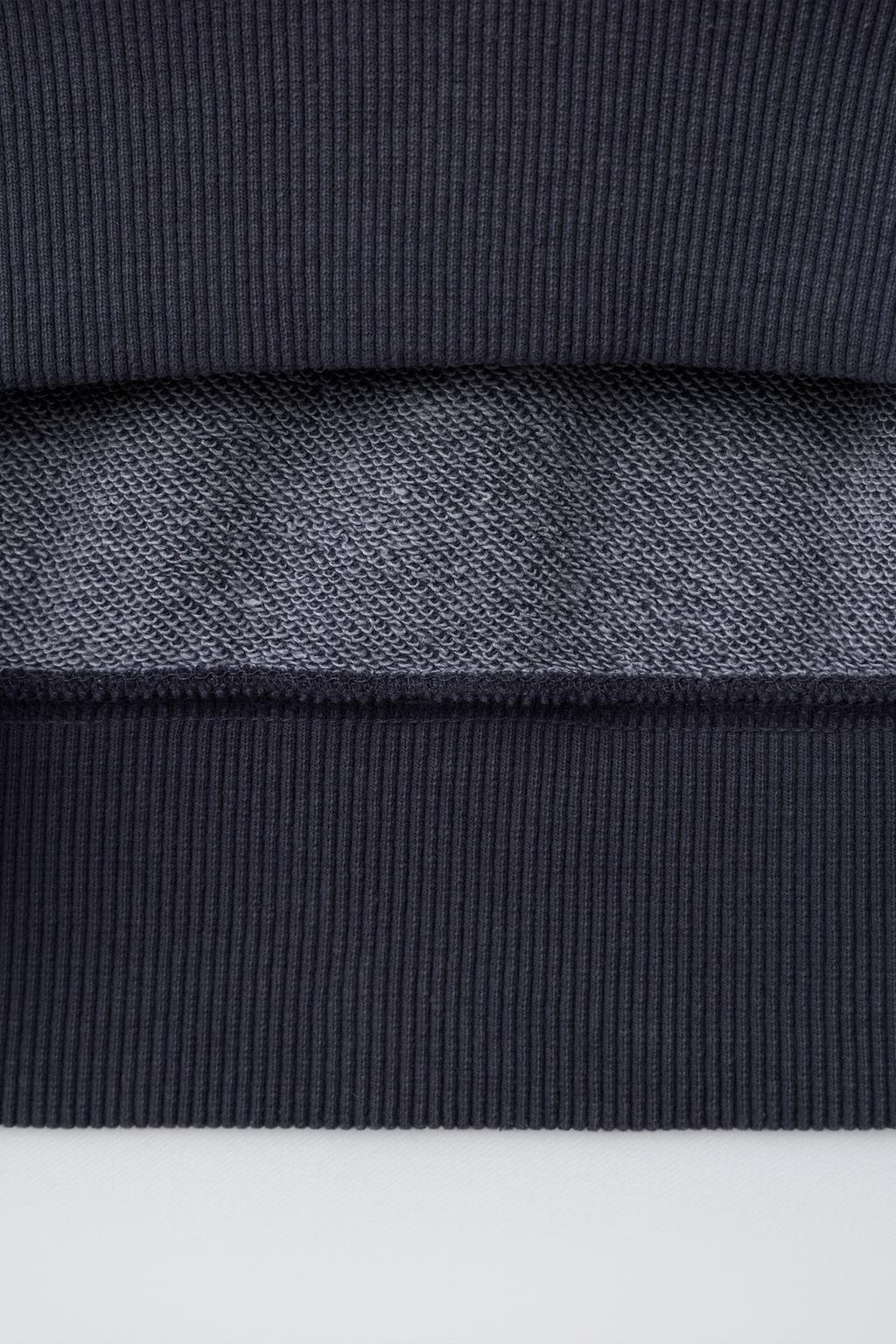 ТОЛСТОВКА С КОНТРАСТНЫМ ВОРОТНИКОМ И ДЕКОРАТИВНЫМИ ШВАМИ