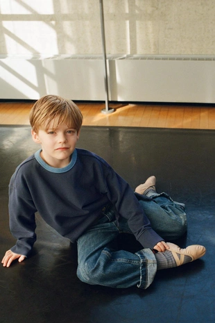 Толстовка с контрастным воротником и декоративными швами