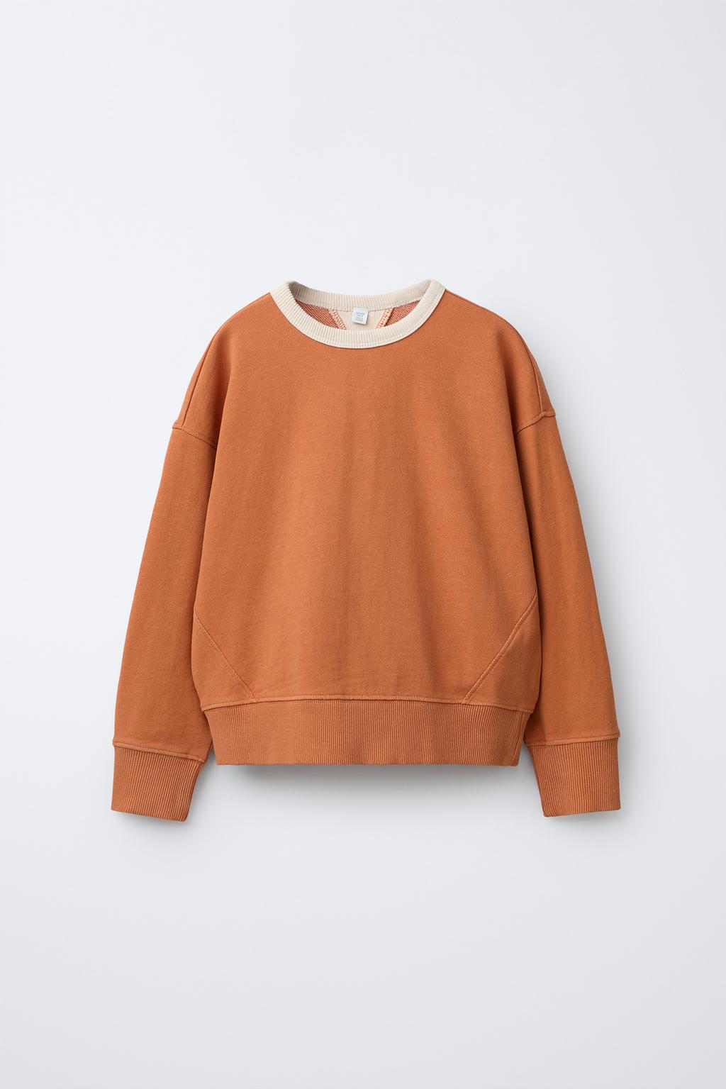 ТОЛСТОВКА С КОНТРАСТНЫМ ВОРОТНИКОМ И ДЕКОРАТИВНЫМИ ШВАМИ