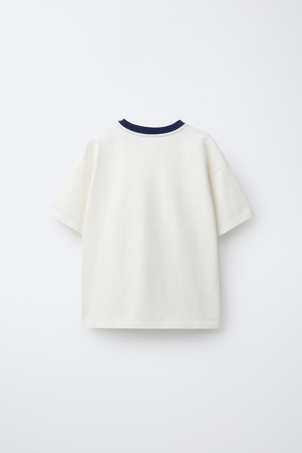 ФУТБОЛКА С КОНТРАСТНЫМ ВЫРЕЗОМ