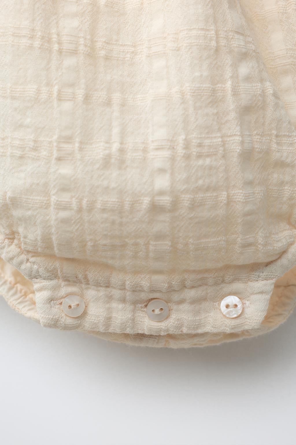 КОМБИНЕЗОН ИЗ РЕЛЬЕФНОЙ ТКАНИ