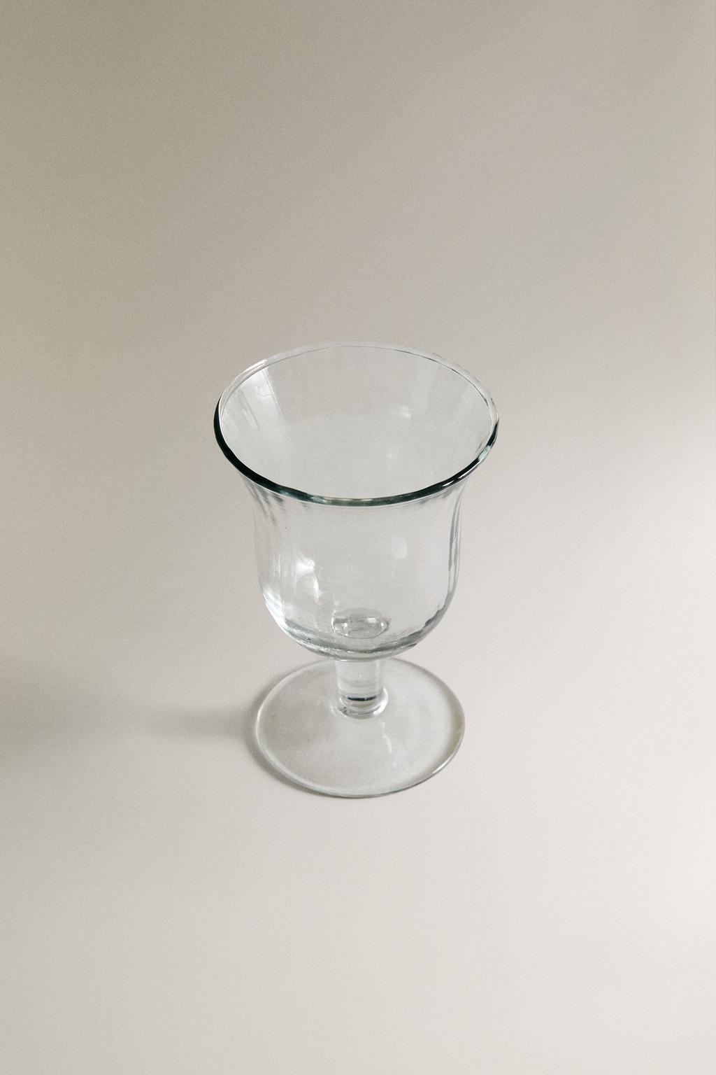 Бокал с рельефным дизайном для вина