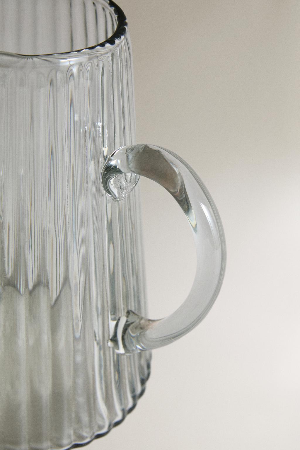Кувшин с объемным рельевным узором из стекла