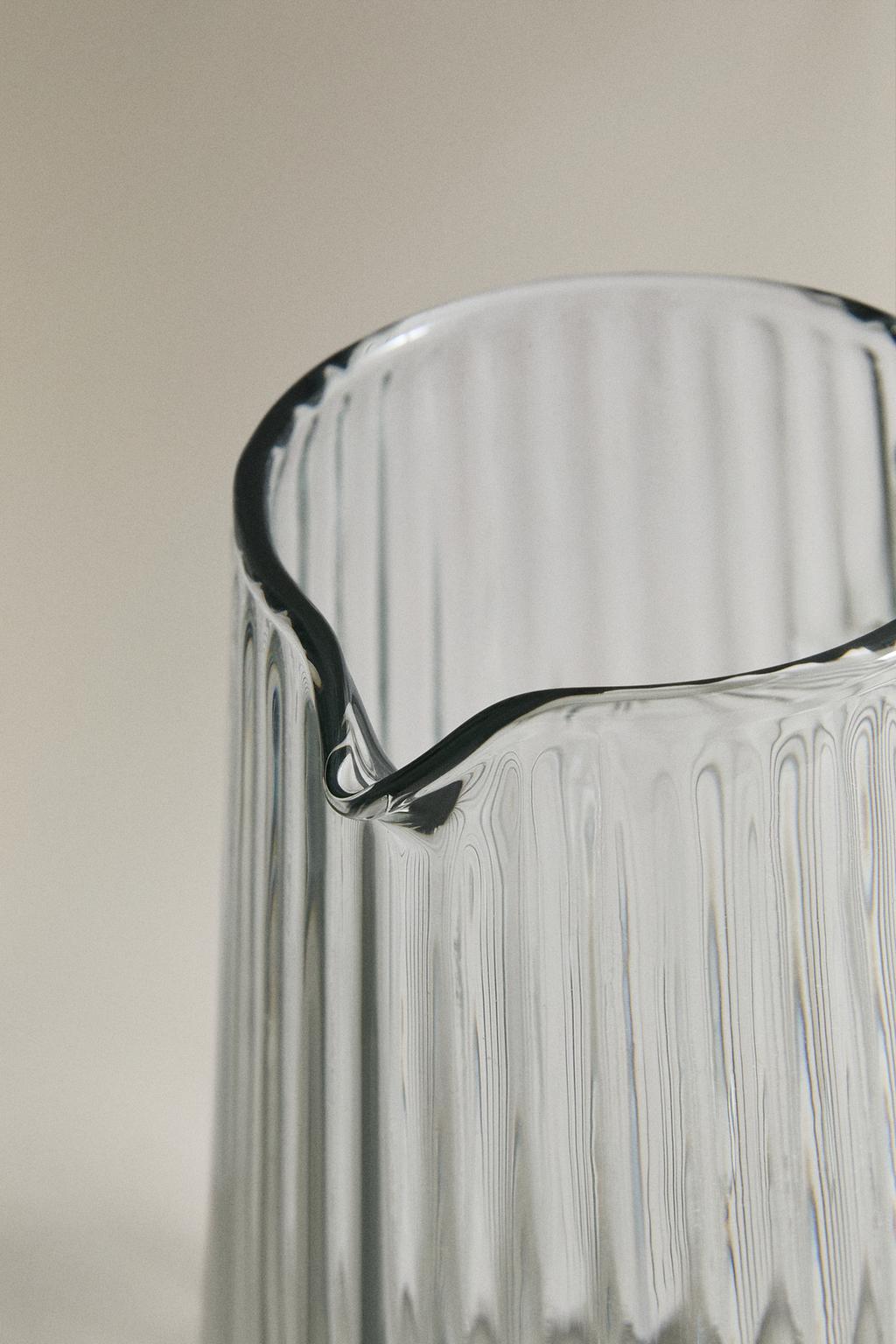 Кувшин с объемным рельевным узором из стекла