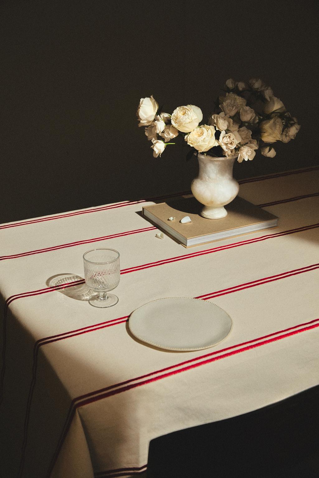 Скатерть с двойной вышитой полосой