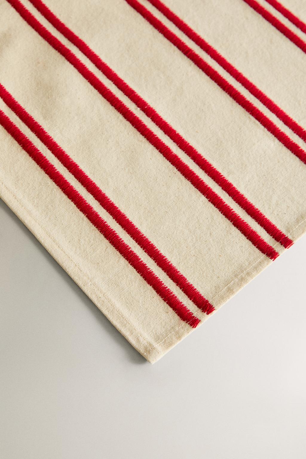 Вышитый бегунок для стола с двойной полосой