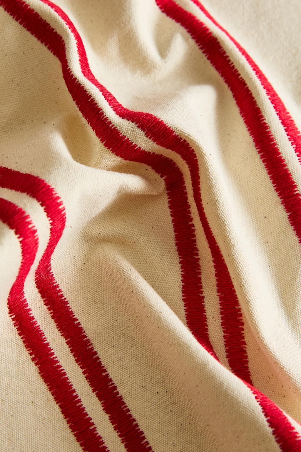 Вышитый бегунок для стола с двойной полосой