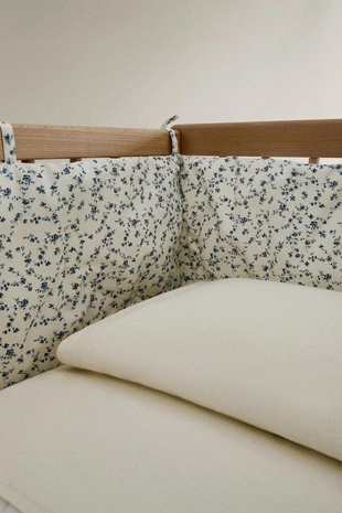 Синий чехол для борта кроватки с цветочным узором- Заказать в России