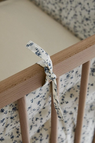 Синий чехол для борта кроватки с цветочным узором- Заказать в России