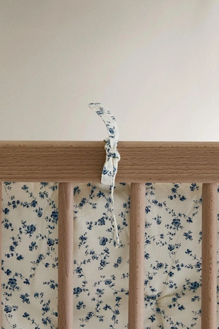 Синий чехол для борта кроватки с цветочным узором- Заказать в России