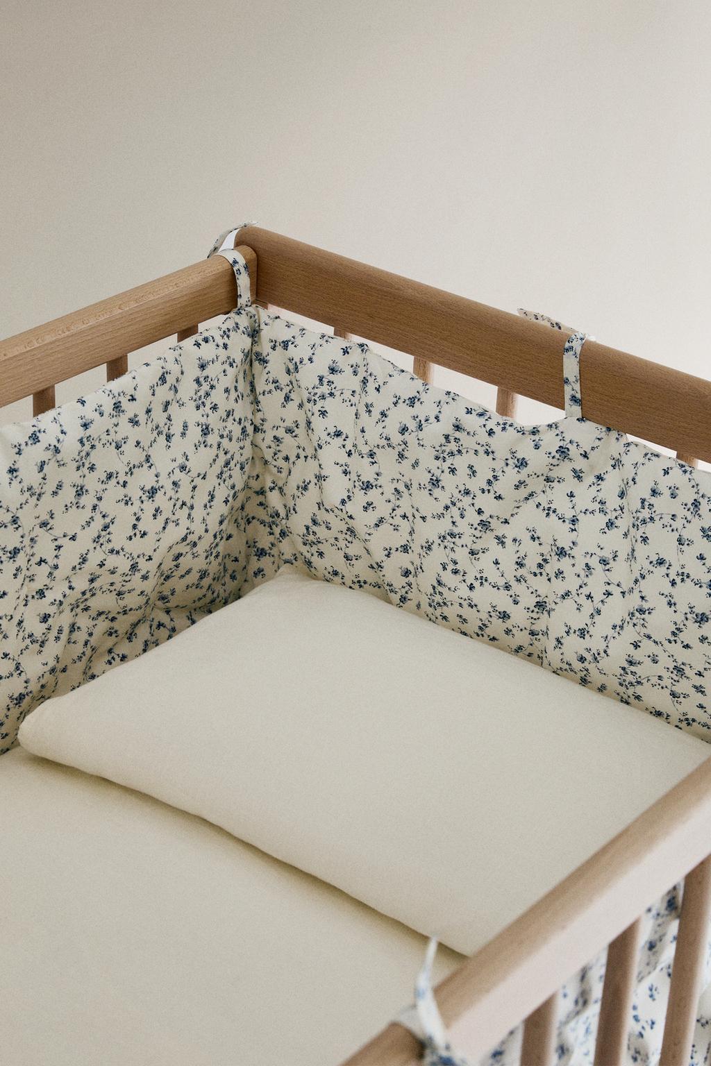 Синий чехол для борта кроватки с цветочным узором