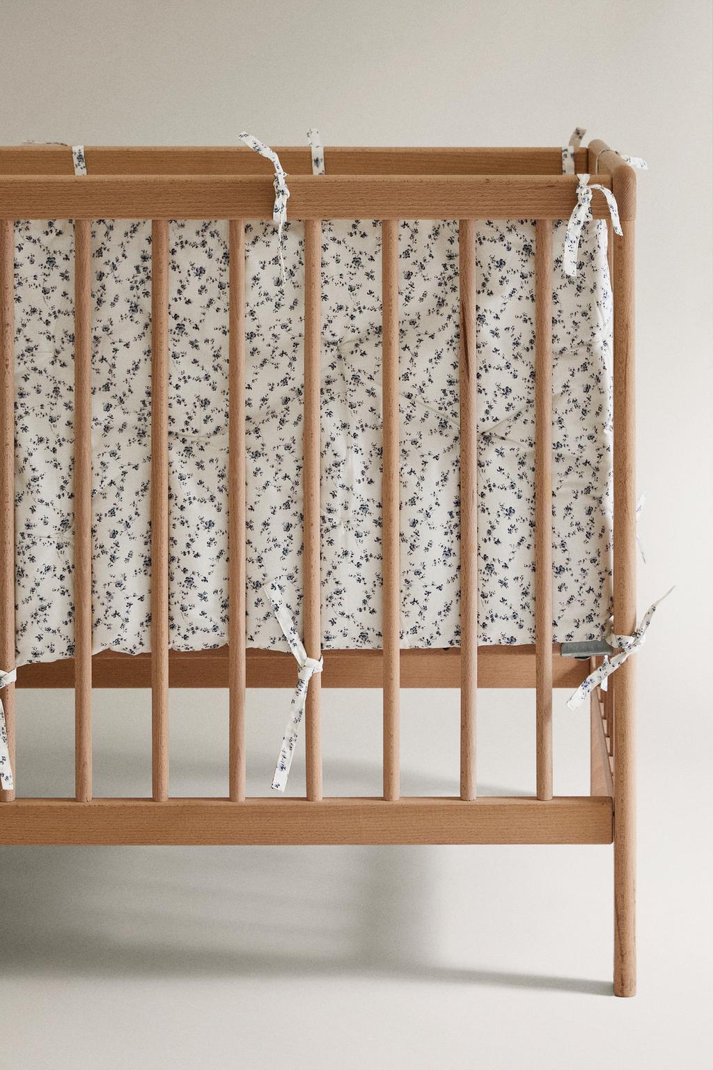 Синий чехол для борта кроватки с цветочным узором