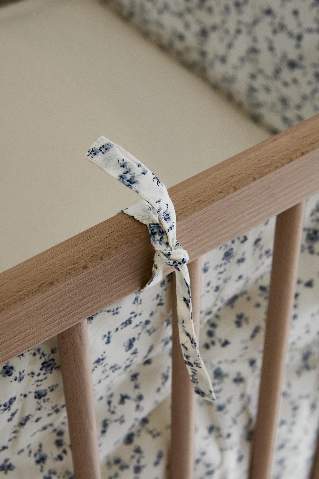 Синий чехол для борта кроватки с цветочным узором