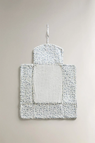 Портативный пеленальный мат ZARA с синим цветочным узором- Заказать в России