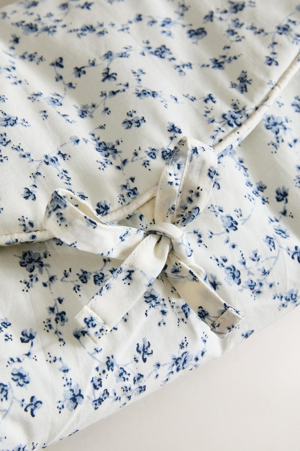 Портативный пеленальный мат zara с синим цветочным узором