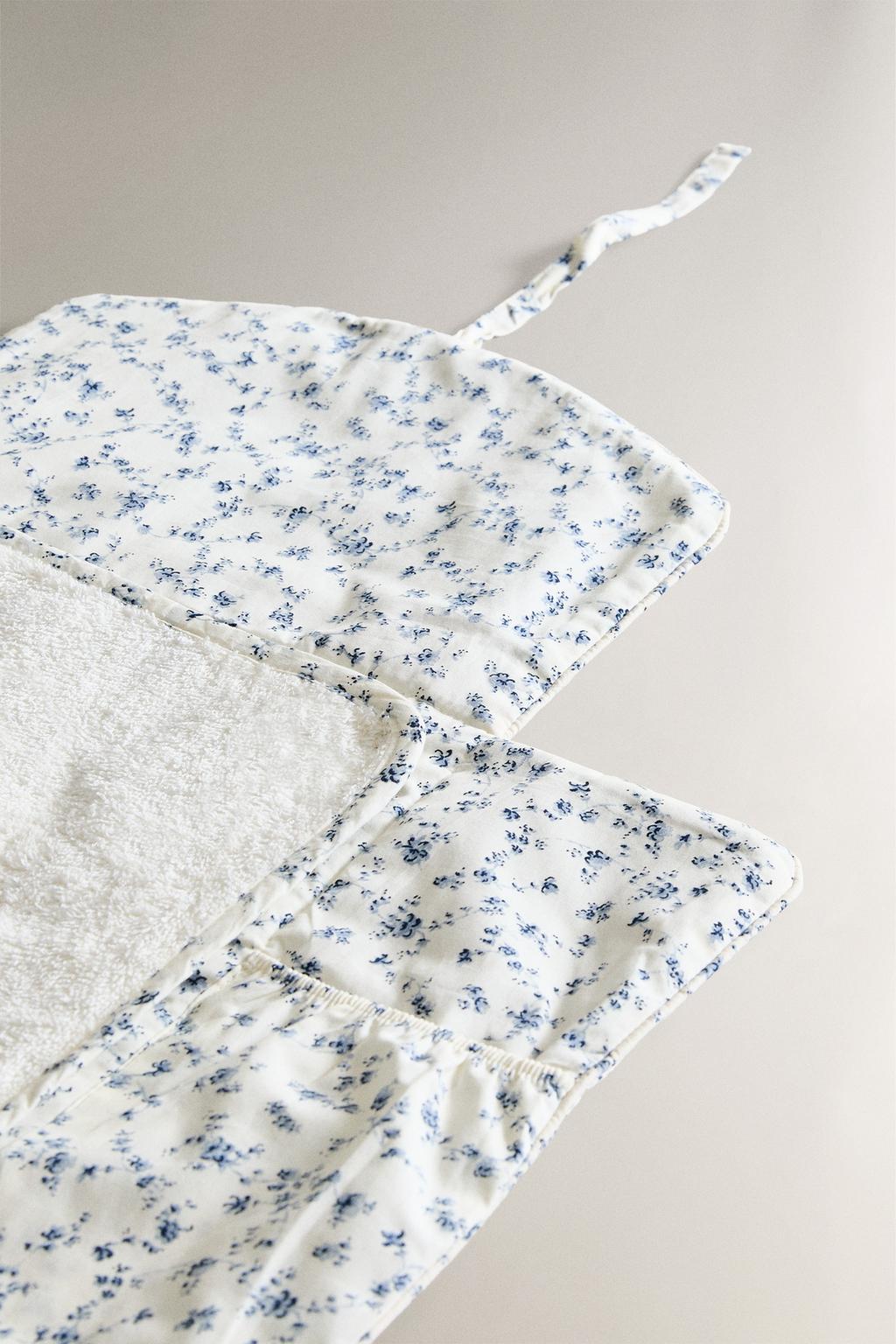 Портативный пеленальный мат zara с синим цветочным узором