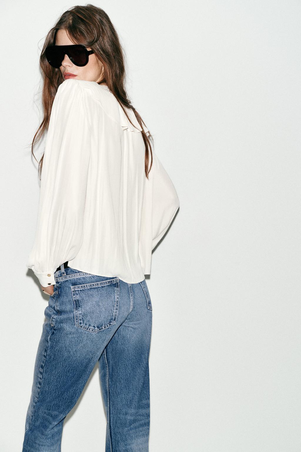 АТЛАСНАЯ БЛУЗА С ВОЛАНАМИ И ПОДПЛЕЧНИКАМИ