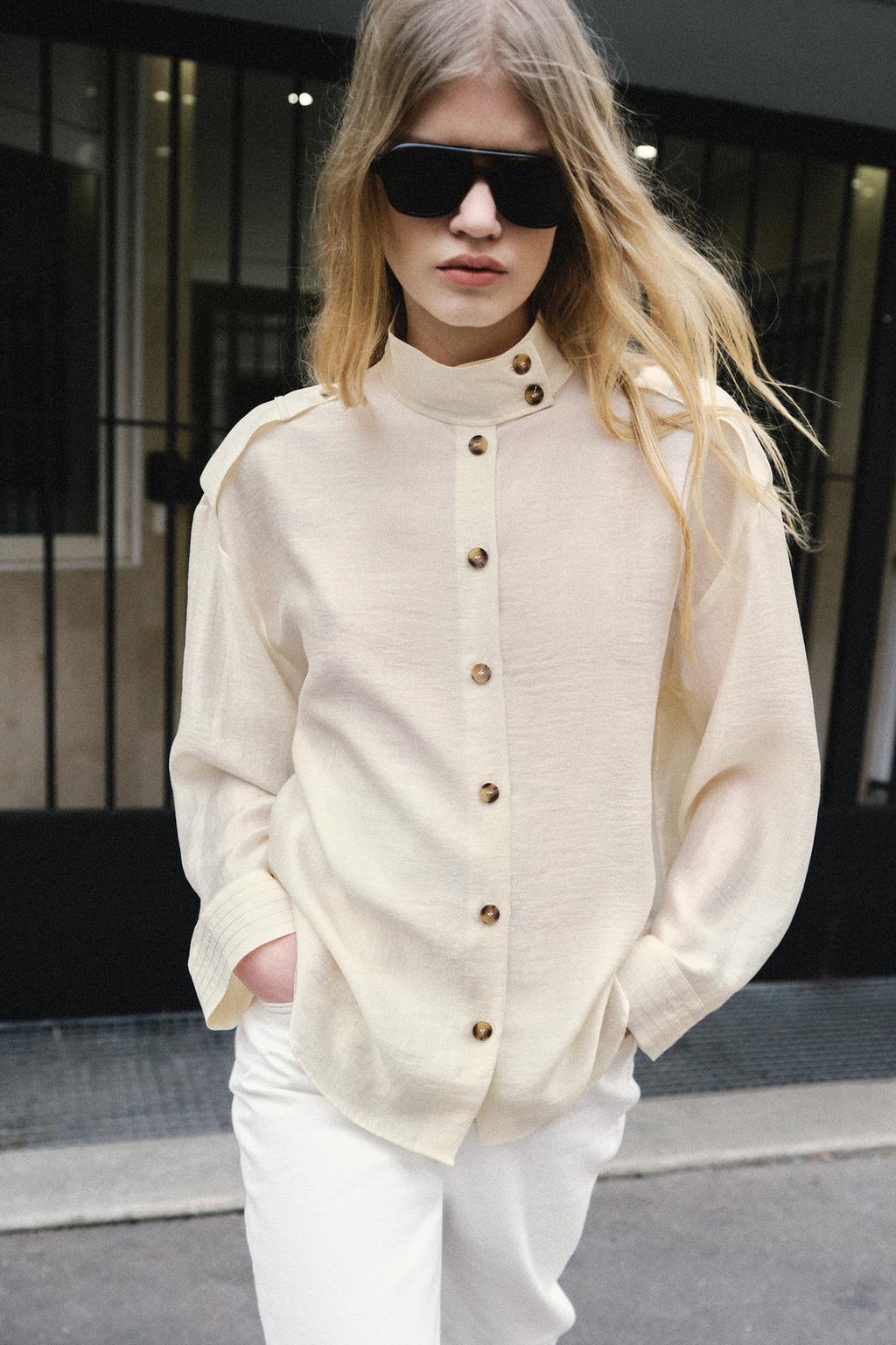 СТРУЯЩАЯСЯ РУБАШКА С ВОРОТНИКОМ-СТОЙКОЙ