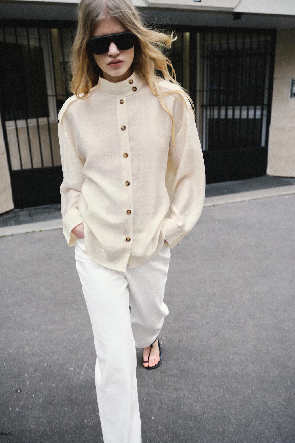 СТРУЯЩАЯСЯ РУБАШКА С ВОРОТНИКОМ-СТОЙКОЙ