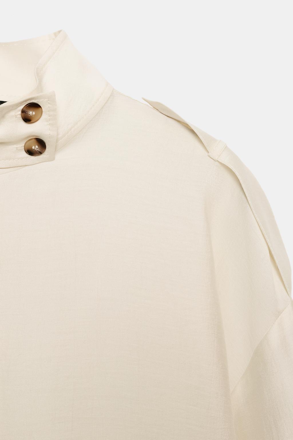 СТРУЯЩАЯСЯ РУБАШКА С ВОРОТНИКОМ-СТОЙКОЙ