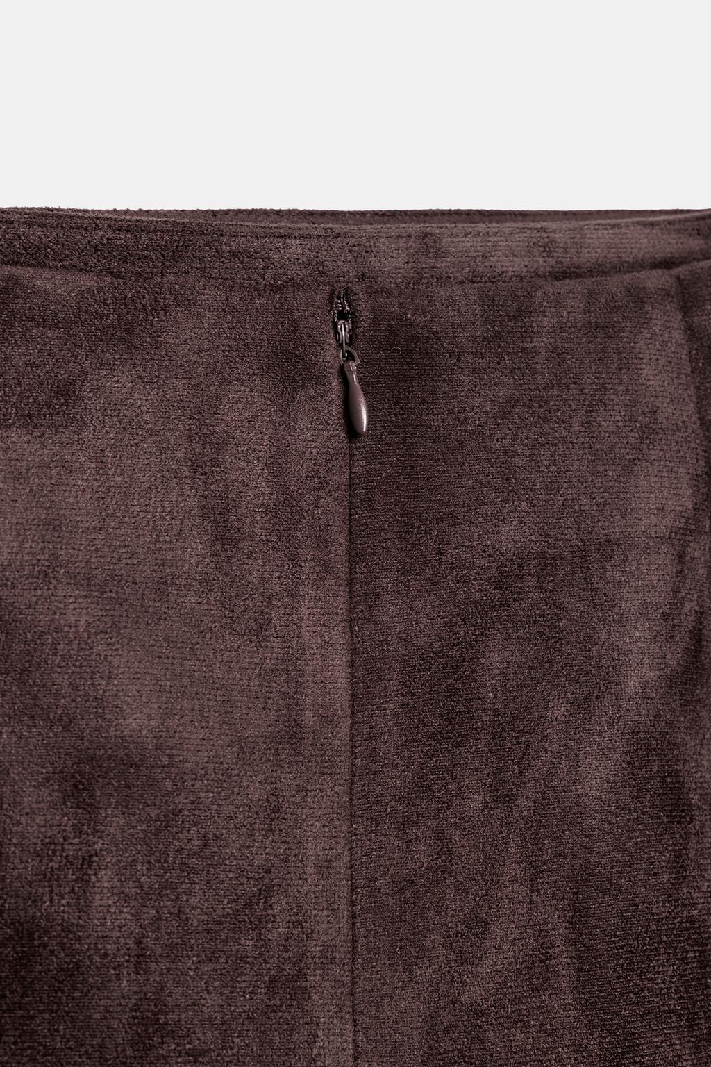 МИНИ-ЮБКА ИЗ ИСКУССТВЕННОЙ ЗАМШИ С ПРЯЖКОЙ