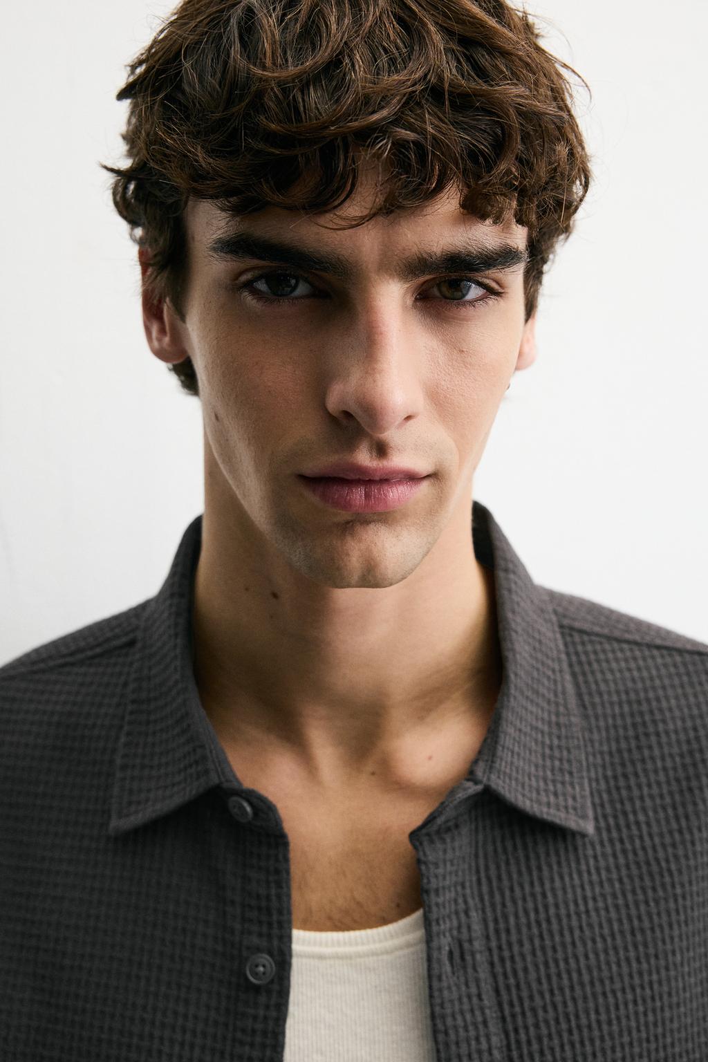 Рубашка с карманом и текстурой