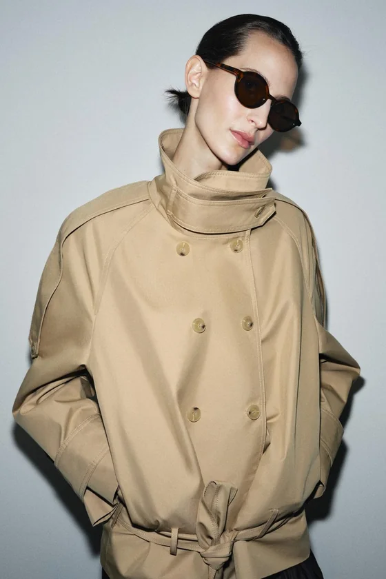 КОРОТКИЙ ТРЕНЧ С ВЫСОКИМ ВОРОТНИКОМ — коллекция Zara «ZW»