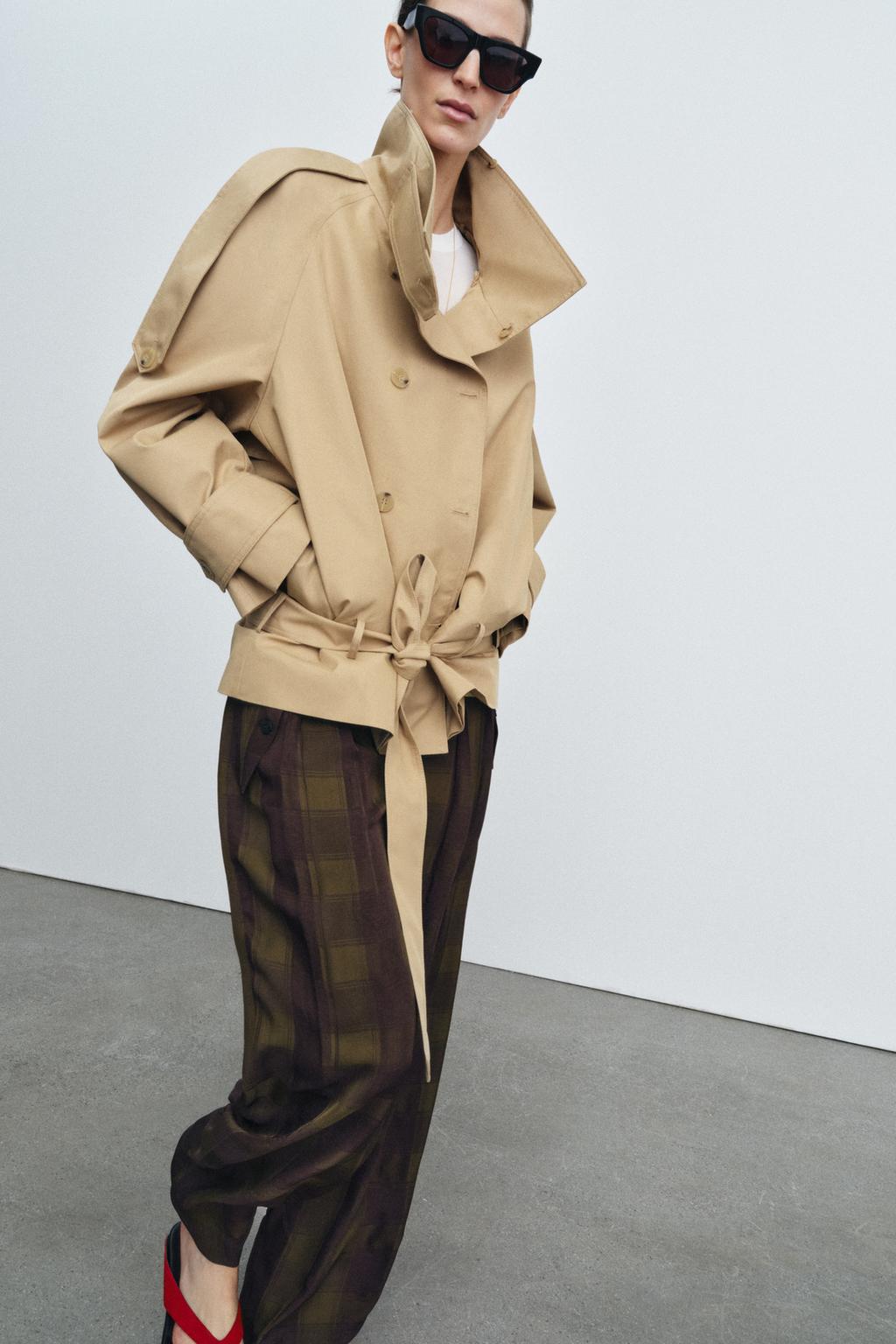 КОРОТКИЙ ТРЕНЧ С ВЫСОКИМ ВОРОТНИКОМ — ZW COLLECTION