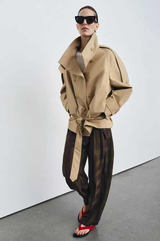 КОРОТКИЙ ТРЕНЧ С ВЫСОКИМ ВОРОТНИКОМ — коллекция Zara «ZW»