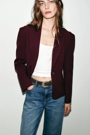 Приталенный блейзер с выделенной линией плеч- Заказать в России