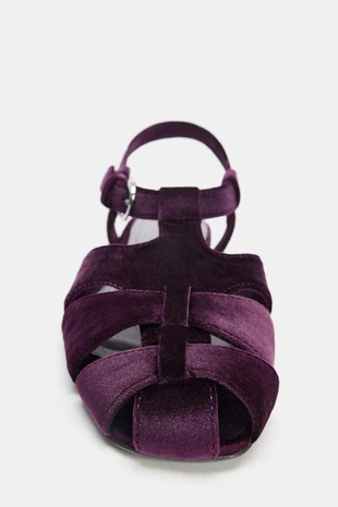 Бархатистые сандалии с ремешками
