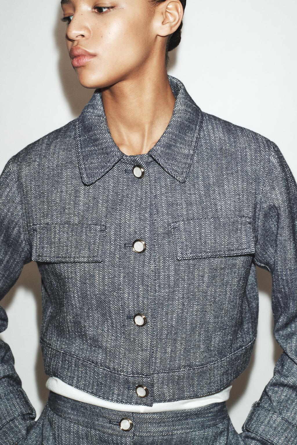 КОРОТКАЯ КУРТКА ИЗ РЕЛЬЕФНОЙ ТКАНИ