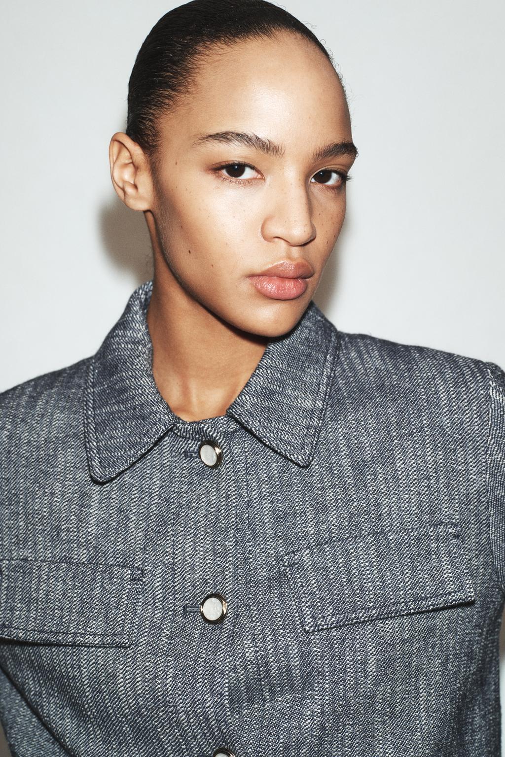 КОРОТКАЯ КУРТКА ИЗ РЕЛЬЕФНОЙ ТКАНИ