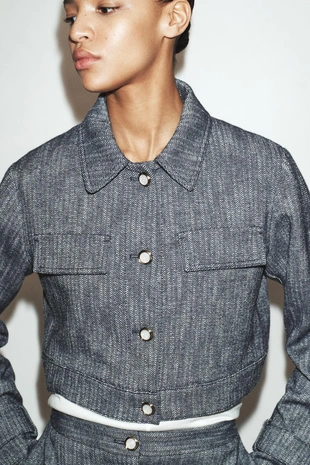 Короткая куртка из рельефной ткани- Заказать в России