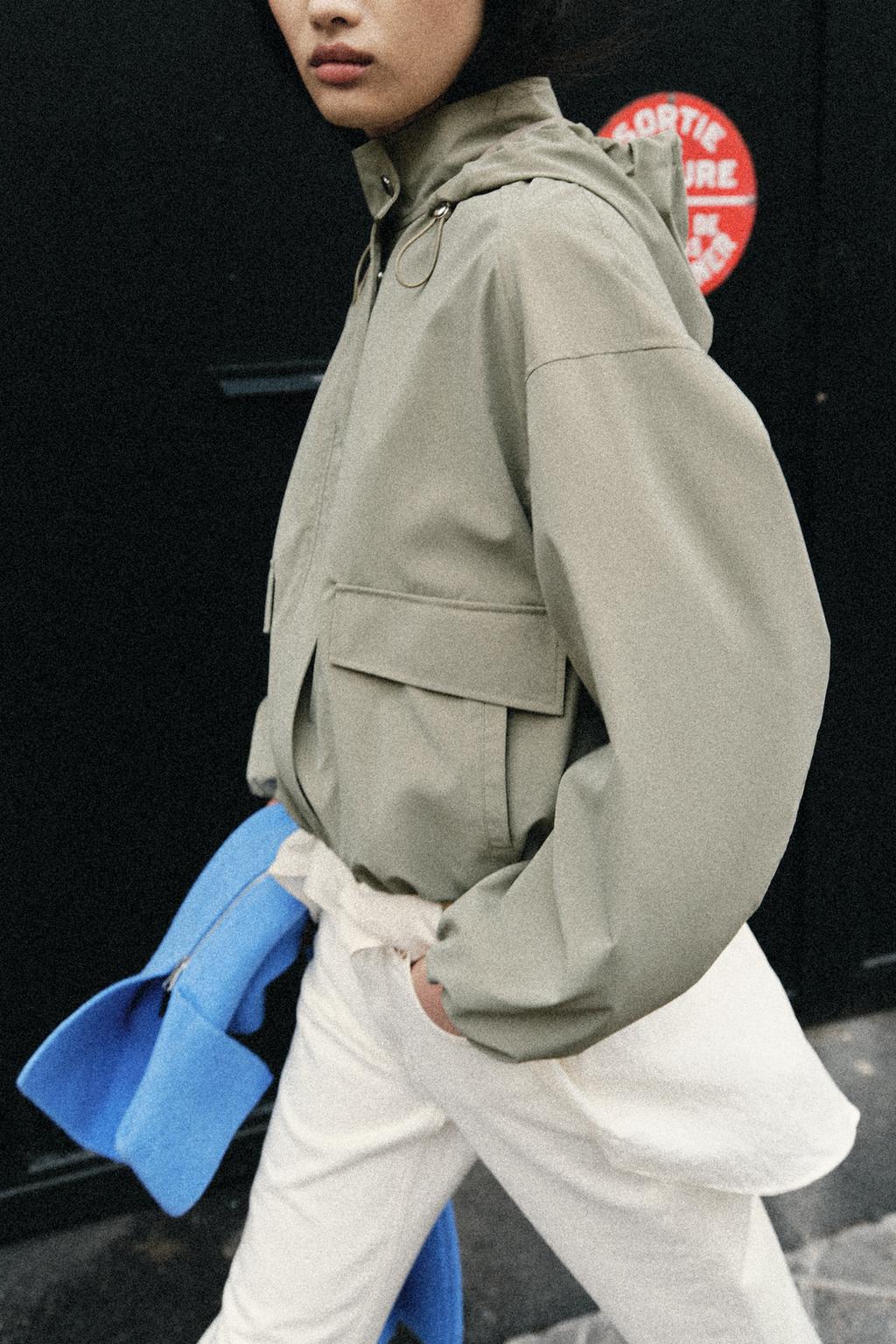 ПРОРЕЗИНЕННАЯ КУРТКА С КАПЮШОНОМ