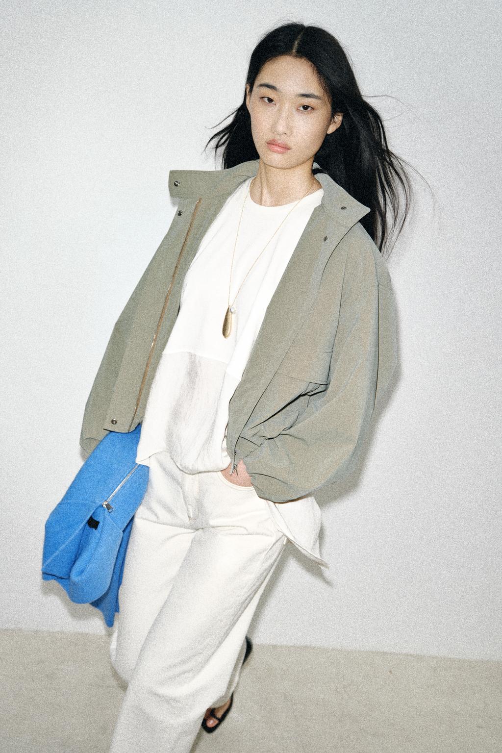 ПРОРЕЗИНЕННАЯ КУРТКА С КАПЮШОНОМ