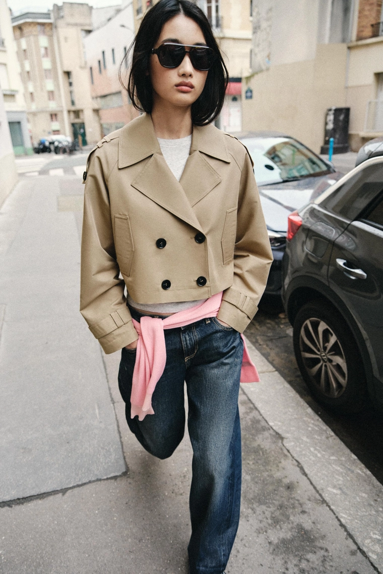 Короткий двубортный тренчкот