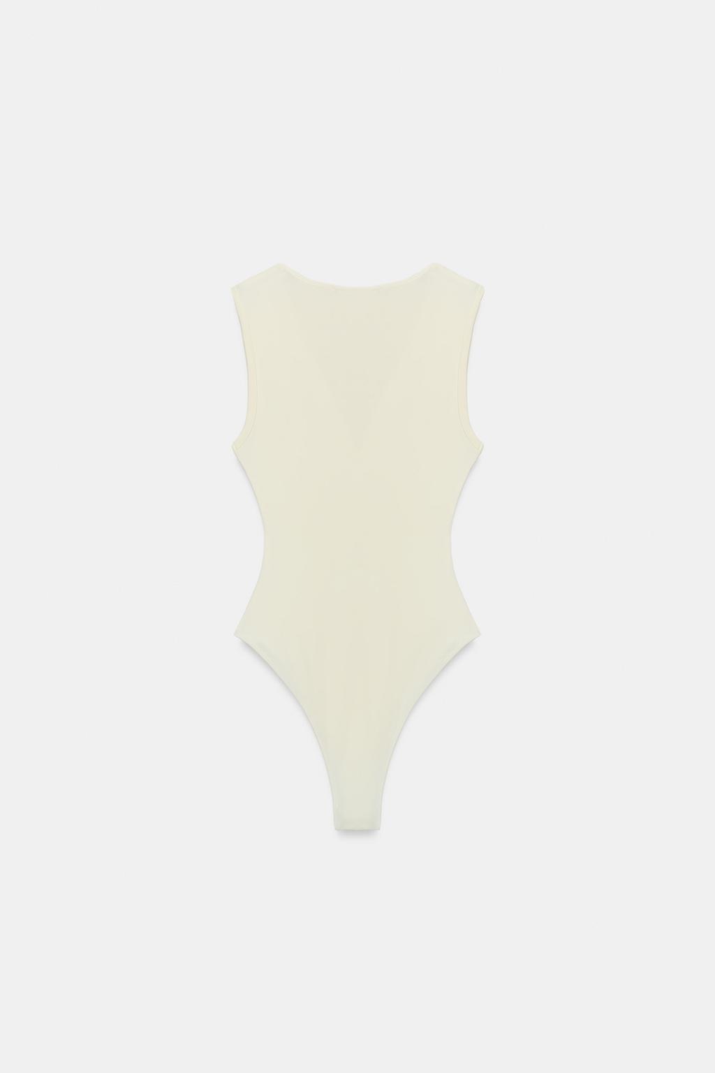 ОБЛЕГАЮЩЕЕ БОДИ С V-ОБРАЗНЫМ ВЫРЕЗОМ