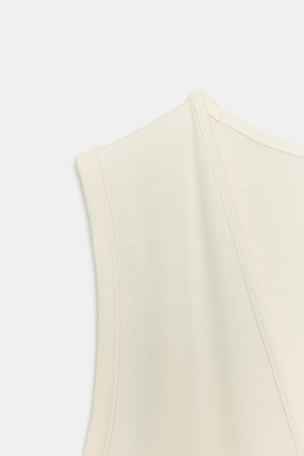 ОБЛЕГАЮЩЕЕ БОДИ С V-ОБРАЗНЫМ ВЫРЕЗОМ