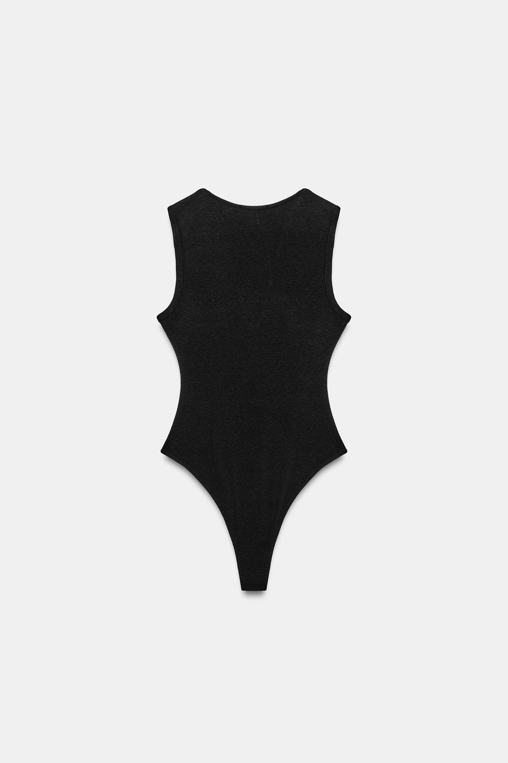 ОБЛЕГАЮЩЕЕ БОДИ С V-ОБРАЗНЫМ ВЫРЕЗОМ