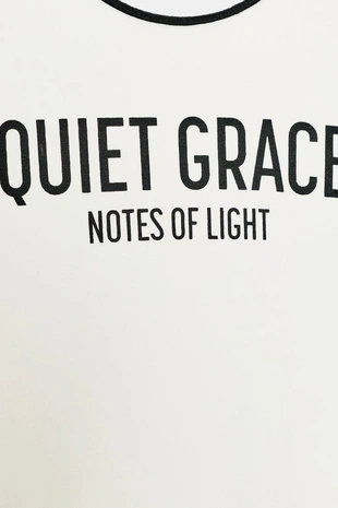 Футболка с надписью и контрастными деталями