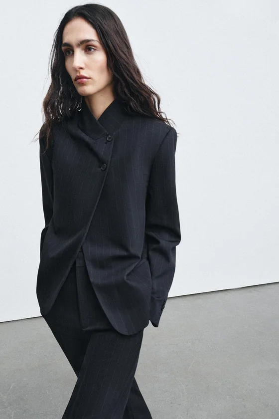 БЛЕЙЗЕР С ВОРОТНИКОМ-СТОЙКОЙ В ТОНКУЮ ПОЛОСКУ — коллекция Zara «ZW»